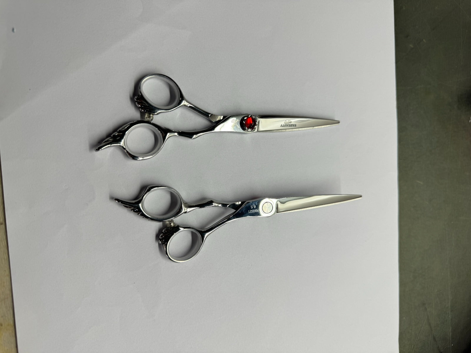 Hair Scissors offert  one pair of Scissars and one cape free